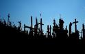 ΔΕΙΤΕ: Μυστήριο με χιλιάδες σταυρούς καλύπτει... λόφο της Λιθουανίας!