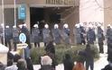 Η στιγμή της μεταγωγής των δραστών στα δικαστήρια και τα συνθήματα των αντιεξουσιαστών - “Κάτω τα χέρια από τους αγωνιστές” φώναζαν [video]