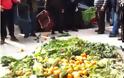 Πάτρα: Πέταξαν φρούτα και λαχανικά στην Γ΄ ΔΟΥ οι αγρότες - Δείτε φωτο-video