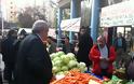 Ο Τ. Κουίκ στο πλευρό των πωλητών λαϊκών αγορών και των εξαθλιωμένων Ελλήνων που σχηματίζουν ουρές για να πάρουν δωρεάν τρόφιμα