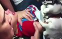 Απίστευτο βίντεο: Μητέρα κρατά με τη βία το τρίχρονο παιδί της για να του «χτυπήσουν» τατουάζ