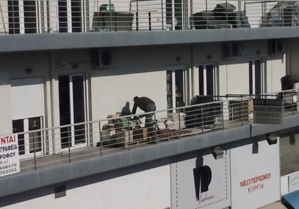 Τρίκαλα: Τι φαντάζεστε ότι περιέχουν αυτές οι κούτες που βρίσκονται στο μπαλκόνι; - Φωτογραφία 2