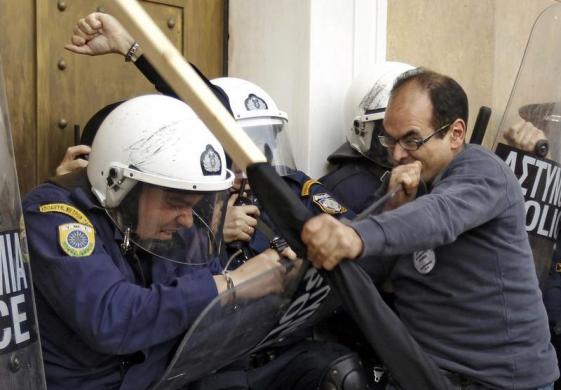 ΕΛΛΑΔΑ 2013: 25 φωτογραφίες από το Reuters της Ελλάδας του σήμερα - Φωτογραφία 5