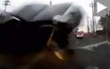 Συγκλονιστικό βίντεο με ιπτάμενο τζιπ να προσγειώνεται σε διερχόμενο αυτοκίνητο!