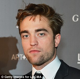 Μπαίνει φαντάρος ο Robert Pattinson; Γιατί ξυρίστηκε το αγόρι; - Φωτογραφία 2