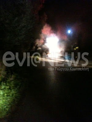 Χαλκίδα: Το αυτοκίνητο κάηκε και το παλικάρι μεταφέρθηκε στο νοσοκομείο! - Φωτογραφία 2