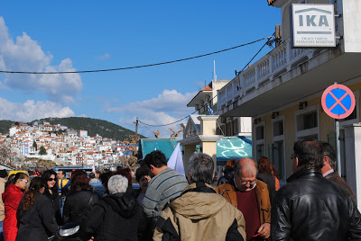 ΣΥΜΒΑΙΝΕΙ ΤΩΡΑ: Συγκέντρωση - παράσταση διαμαρτυρίας στο Γραφείο του ΙΚΑ Σκοπέλου - Φωτογραφία 2