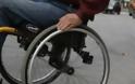 Αγώνας δρόμου τουρίστριας πάνω στο αναπηρικό καροτσάκι για μία τουαλέτα