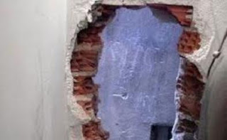Απόπειρα ριφιφί σε κοσμηματοπωλείο στο Καρπενήσι - Ατζαμήδες οι δράστες με το κατσαβίδι - Φωτογραφία 1