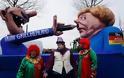 Ο Έλληνας που βάζει μουστάκι στη Μέρκελ στο καρναβάλι του Ντίσελντορφ