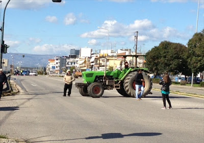 Ξεκίνησαν τους αποκλεισμούς οι αγρότες στο Αγρίνιο - Φωτογραφία 2