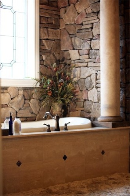 34 Υπέροχες ιδέες σχεδιασμού μπάνιου από φυσική πέτρα για το σπίτι σας - Φωτογραφία 3