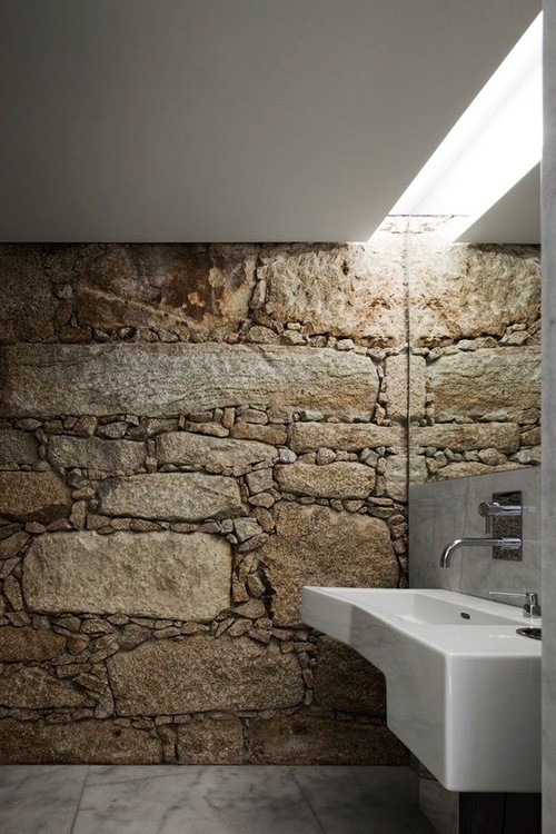 34 Υπέροχες ιδέες σχεδιασμού μπάνιου από φυσική πέτρα για το σπίτι σας - Φωτογραφία 31