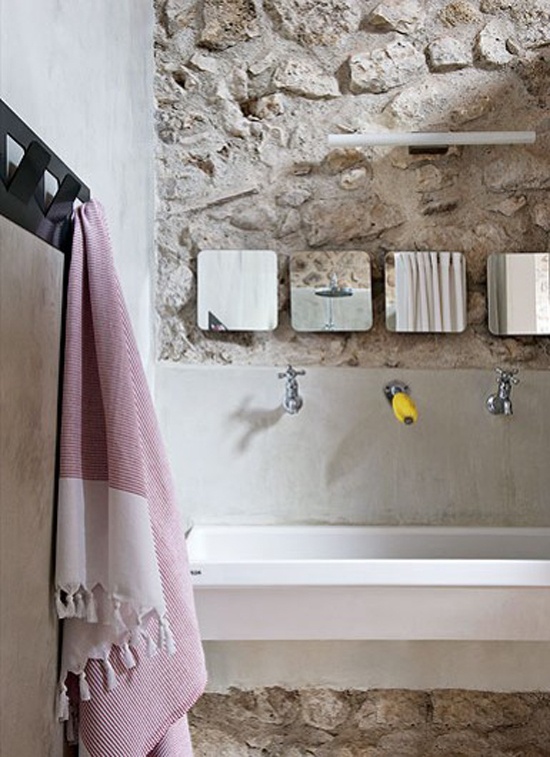 34 Υπέροχες ιδέες σχεδιασμού μπάνιου από φυσική πέτρα για το σπίτι σας - Φωτογραφία 32