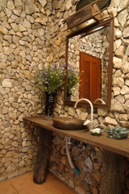 34 Υπέροχες ιδέες σχεδιασμού μπάνιου από φυσική πέτρα για το σπίτι σας - Φωτογραφία 5
