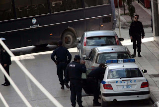 Ανακοίνωση των συλληφθέντων για τη διπλή ληστεία στο Βελβεντό - Φωτογραφία 1