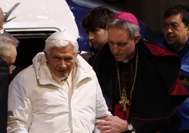 Παραίτηση Πάπα: Το «ιερό δισκοπότηρο» των συνομωσιολόγων - Φωτογραφία 1