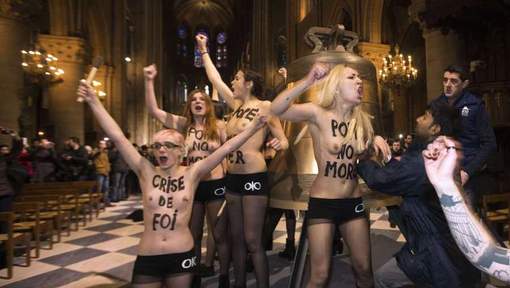 Οι φεμινίστριες FEMEN με γυμνά στήθια στη Νοτρ-Νταμ των Παρισίων για να «γιορτάσουν την αποχώρηση του Πάπα» - Φωτογραφία 1
