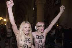 Οι φεμινίστριες FEMEN με γυμνά στήθια στη Νοτρ-Νταμ των Παρισίων για να «γιορτάσουν την αποχώρηση του Πάπα» - Φωτογραφία 2