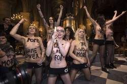 Οι φεμινίστριες FEMEN με γυμνά στήθια στη Νοτρ-Νταμ των Παρισίων για να «γιορτάσουν την αποχώρηση του Πάπα» - Φωτογραφία 4