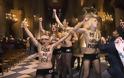 Οι φεμινίστριες FEMEN με γυμνά στήθια στη Νοτρ-Νταμ των Παρισίων για να «γιορτάσουν την αποχώρηση του Πάπα»