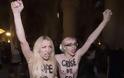 Οι φεμινίστριες FEMEN με γυμνά στήθια στη Νοτρ-Νταμ των Παρισίων για να «γιορτάσουν την αποχώρηση του Πάπα» - Φωτογραφία 2
