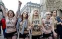Οι φεμινίστριες FEMEN με γυμνά στήθια στη Νοτρ-Νταμ των Παρισίων για να «γιορτάσουν την αποχώρηση του Πάπα» - Φωτογραφία 3