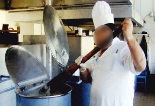 Φοιτητές μη δικαιούχοι φαγητού έκαναν μαύρο στο ξύλο τον μάγειρα του ΑΠΘ - Φωτογραφία 1