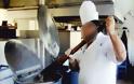 Φοιτητές μη δικαιούχοι φαγητού έκαναν μαύρο στο ξύλο τον μάγειρα του ΑΠΘ