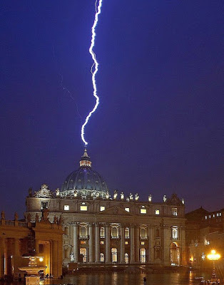 Κεραυνοί χτύπησαν τον Άγιο Πέτρο του Βατικανού λίγο μετά την ανακοίνωση της παραίτησης του Πάπα!(Βιντεο) - Φωτογραφία 1