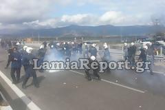 Δείτε βίντεο και φωτογραφίες από τον πόλεμο αγροτών - ΜΑΤ στην Ανθήλη