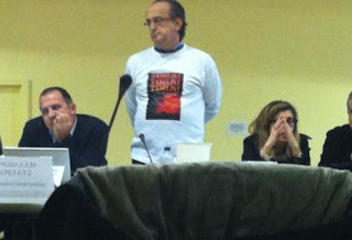 Πάτρα: Όρθιος επί 2,5 ώρες ο Παπαγιαβής στο Δημοτικό Συμβούλιο φορώντας ένα μπλουζάκι που γράφει τώρα-τώρα-τώρα - Φωτογραφία 1
