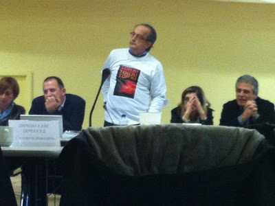 Πάτρα: Όρθιος επί 2,5 ώρες ο Παπαγιαβής στο Δημοτικό Συμβούλιο φορώντας ένα μπλουζάκι που γράφει τώρα-τώρα-τώρα - Φωτογραφία 2