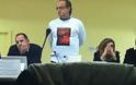 Πάτρα: Όρθιος επί 2,5 ώρες ο Παπαγιαβής στο Δημοτικό Συμβούλιο φορώντας ένα μπλουζάκι που γράφει τώρα-τώρα-τώρα