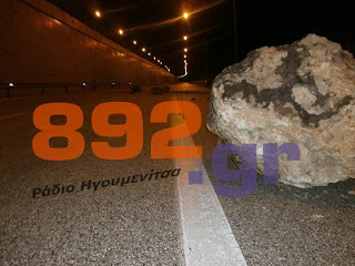 ΙΧ καταπλακώθηκε από βράχους, μετά από κατολίσθηση στην Εγνατία, κοντά στην Ηγουμενίτσα [Video] - Φωτογραφία 1