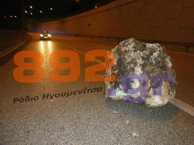 ΙΧ καταπλακώθηκε από βράχους, μετά από κατολίσθηση στην Εγνατία, κοντά στην Ηγουμενίτσα [Video] - Φωτογραφία 5