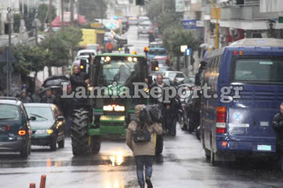 ΤΩΡΑ στη Λαμία: Με τα τρακτέρ έξω από τα δικαστήρια οι αγρότες - Φωτογραφία 1
