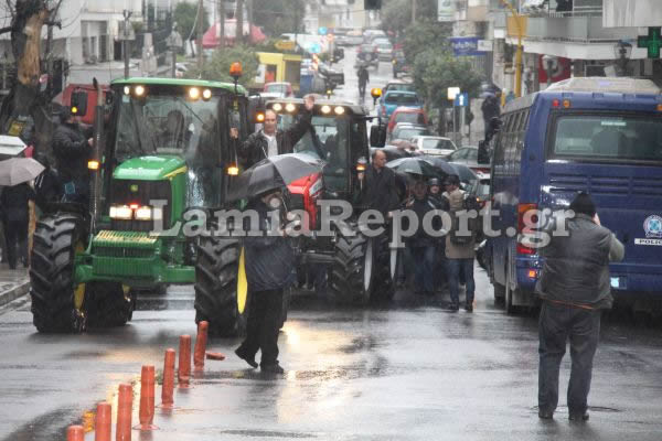 ΤΩΡΑ στη Λαμία: Με τα τρακτέρ έξω από τα δικαστήρια οι αγρότες - Φωτογραφία 4