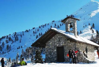 Καλάβρυτα: Ένας μοναδικός γάμος την ημέρα του Αγίου Βαλεντίνου στο εκκλησάκι του χιονοδρομικού - Φωτογραφία 1