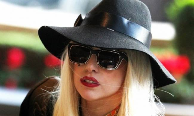 Άρρωστη η Lady Gaga. Ακυρώνει συναυλίες γιατί δεν μπορεί να σταθεί στα πόδια της - Φωτογραφία 1