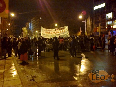 Θεσσαλονίκη: Κλούβες μπλόκαραν την αντιρατσιστική πορεία - Φωτογραφία 2
