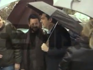 Με ομπρέλα πήγε ο Τσίπρας στους αγρότες! - Φωτογραφία 1
