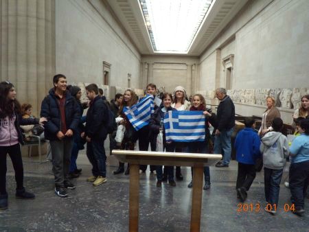 Μαθητές σήκωσαν ελληνικές σημαίες μέσα στο Βρετανικό μουσείο - Φωτογραφία 2