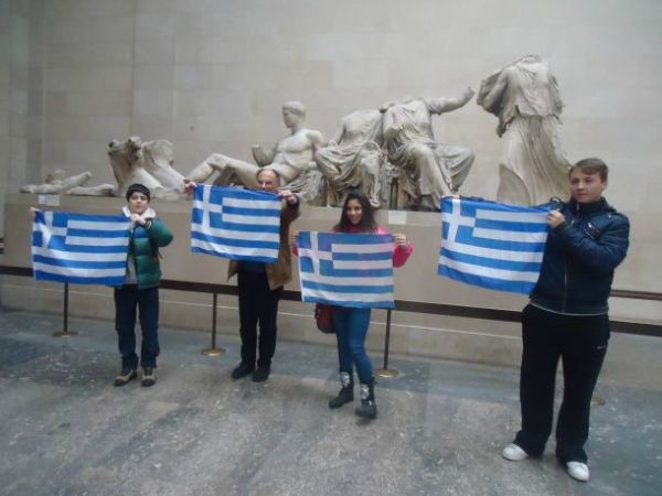 Μαθητές σήκωσαν ελληνικές σημαίες μέσα στο Βρετανικό μουσείο - Φωτογραφία 3