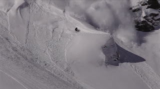 Σκιέρ «δαμάζει» χιονοστιβάδα με απίστευτο τρόπο [video] - Φωτογραφία 1