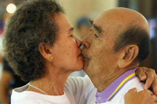 Ζευγάρι 70 χρόνων σε διαγωνισμό φιλιού διάρκειας 50 ωρών! - Φωτογραφία 1