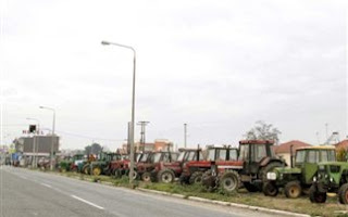 Παραμένουν στα μπλόκα οι αγρότες της Πελοποννήσου - Φωτογραφία 1