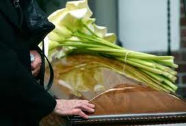 Πάτρα: Αχαιός βουλευτής έφαγε …πόρτα σε κηδεία - Φωτογραφία 1