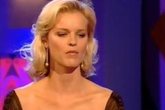 H Eva Herzigova γυμνή σε πισίνα