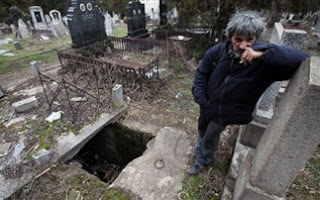Άστεγος Σέρβος μετακόμισε μέσα σε... τάφο! - Φωτογραφία 1